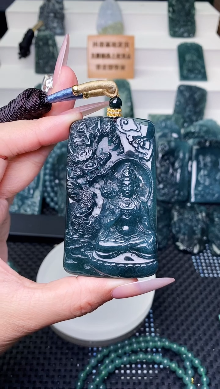 颈饰未镶嵌翡翠 