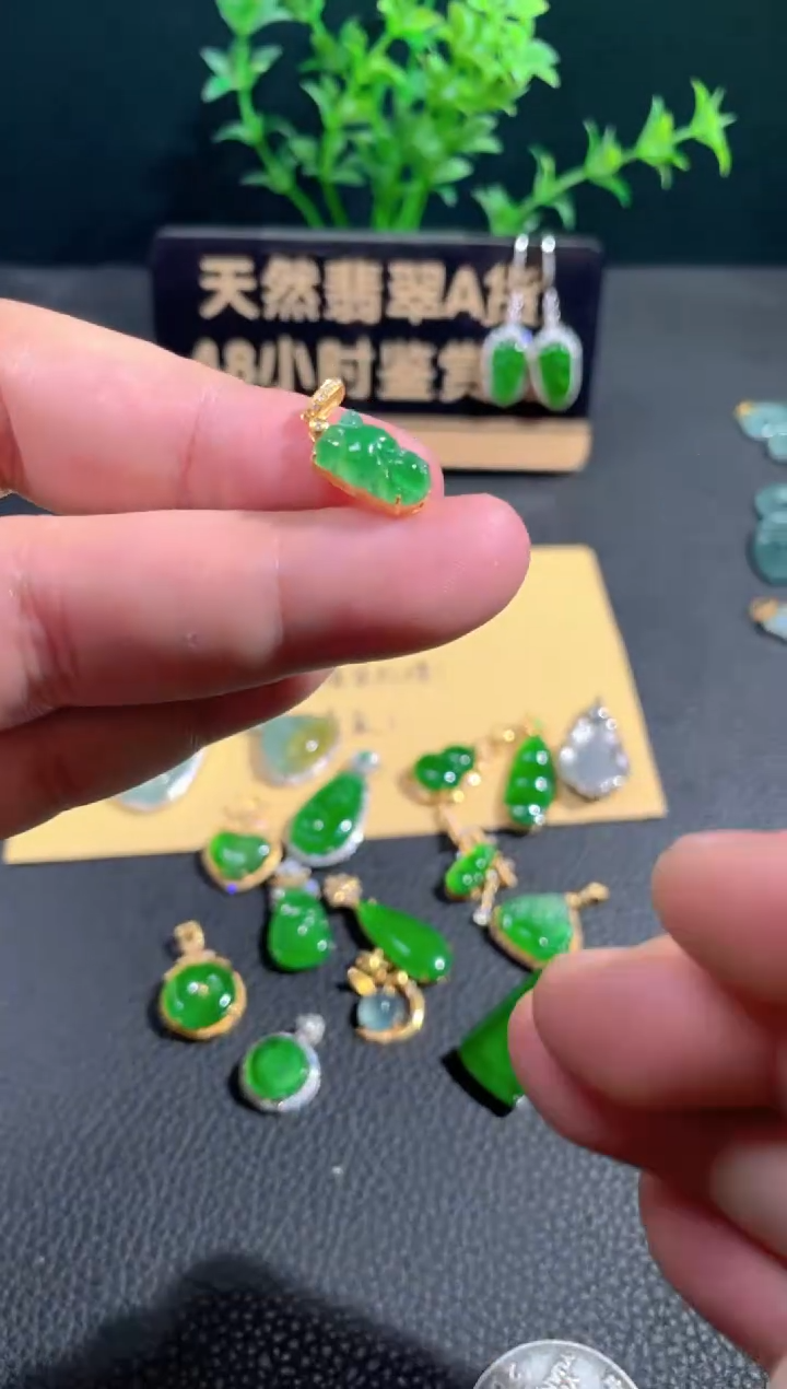 【闪购商品】翡翠颈饰18K金镶嵌翡翠