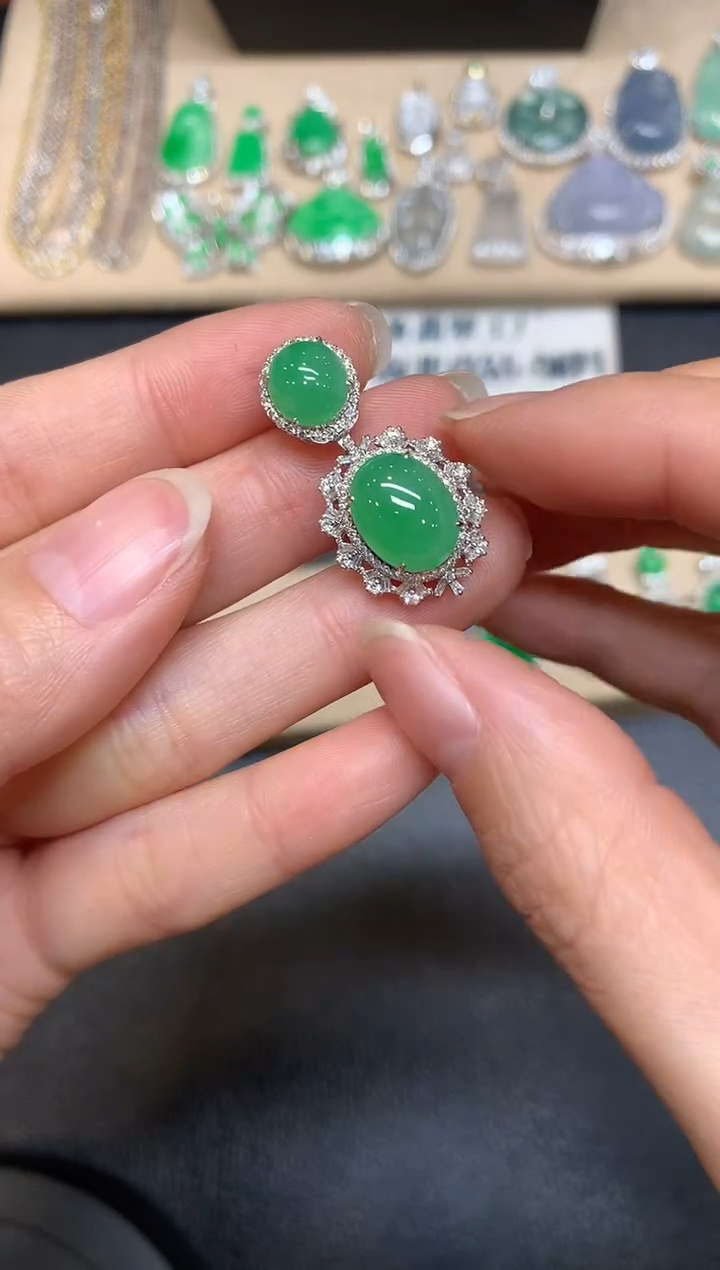 【闪购商品】翡翠颈饰18K金镶嵌蛋面【无服务费