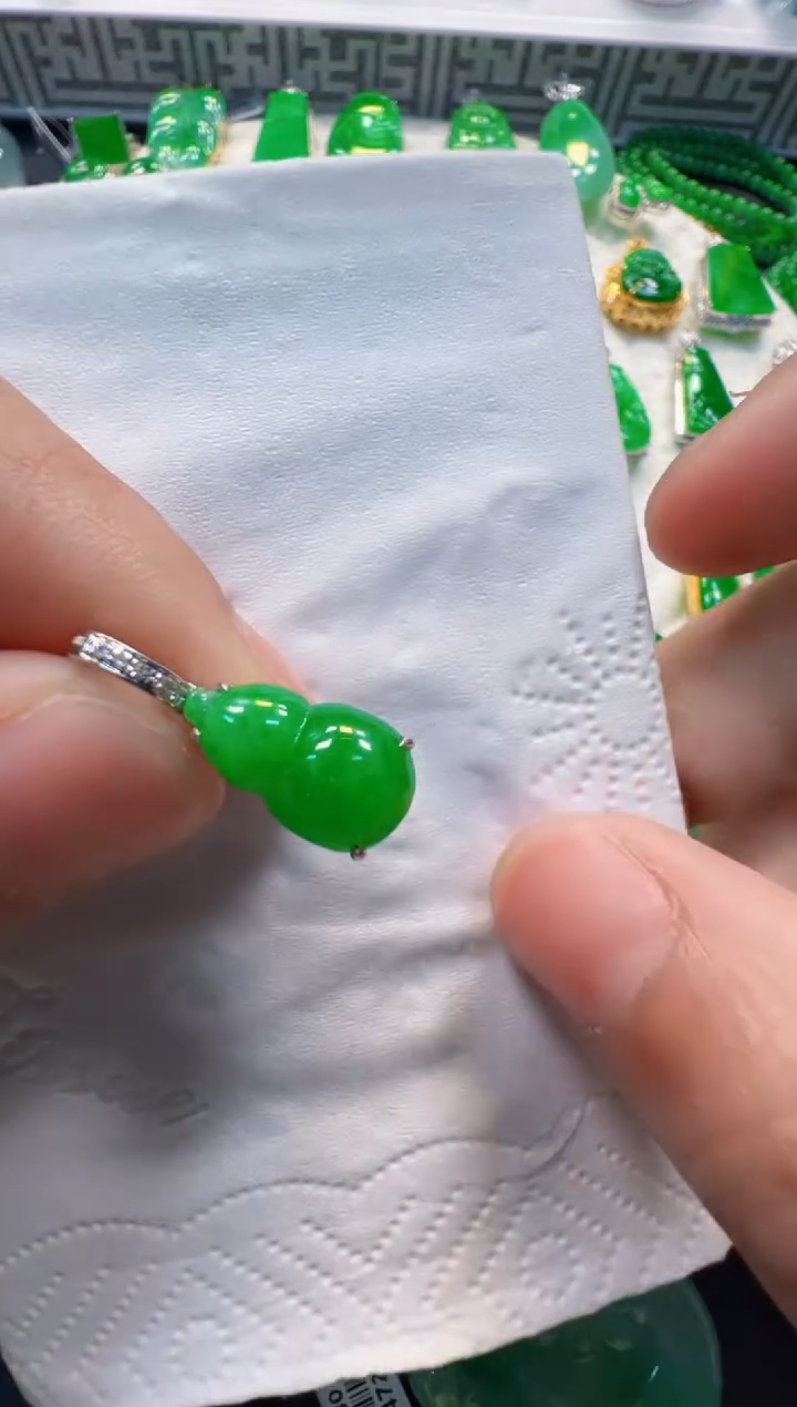 翡翠18K金镶嵌吊坠(不含链)2800