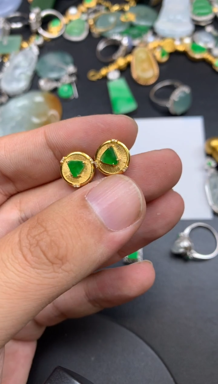 颈饰18K金镶嵌翡翠惠鸡蛋黄商品不退不换