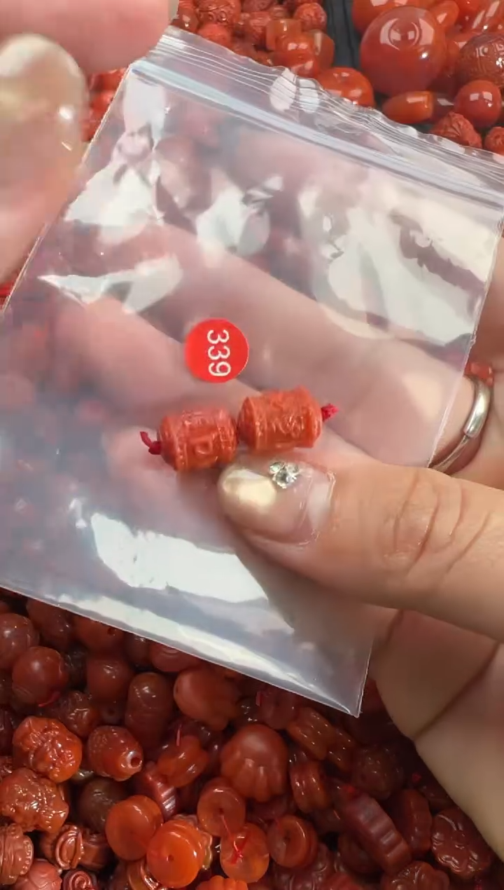 南红玛瑙未镶嵌颈饰1