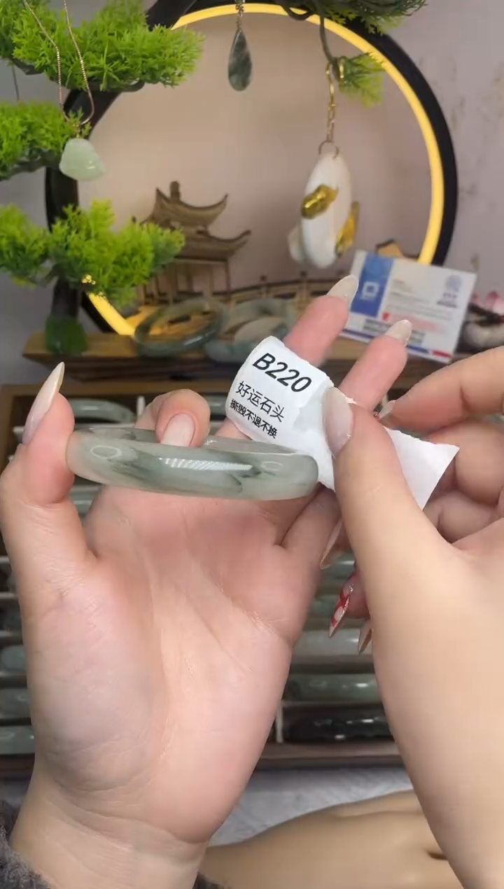 未镶嵌手镯石英质玉B220
