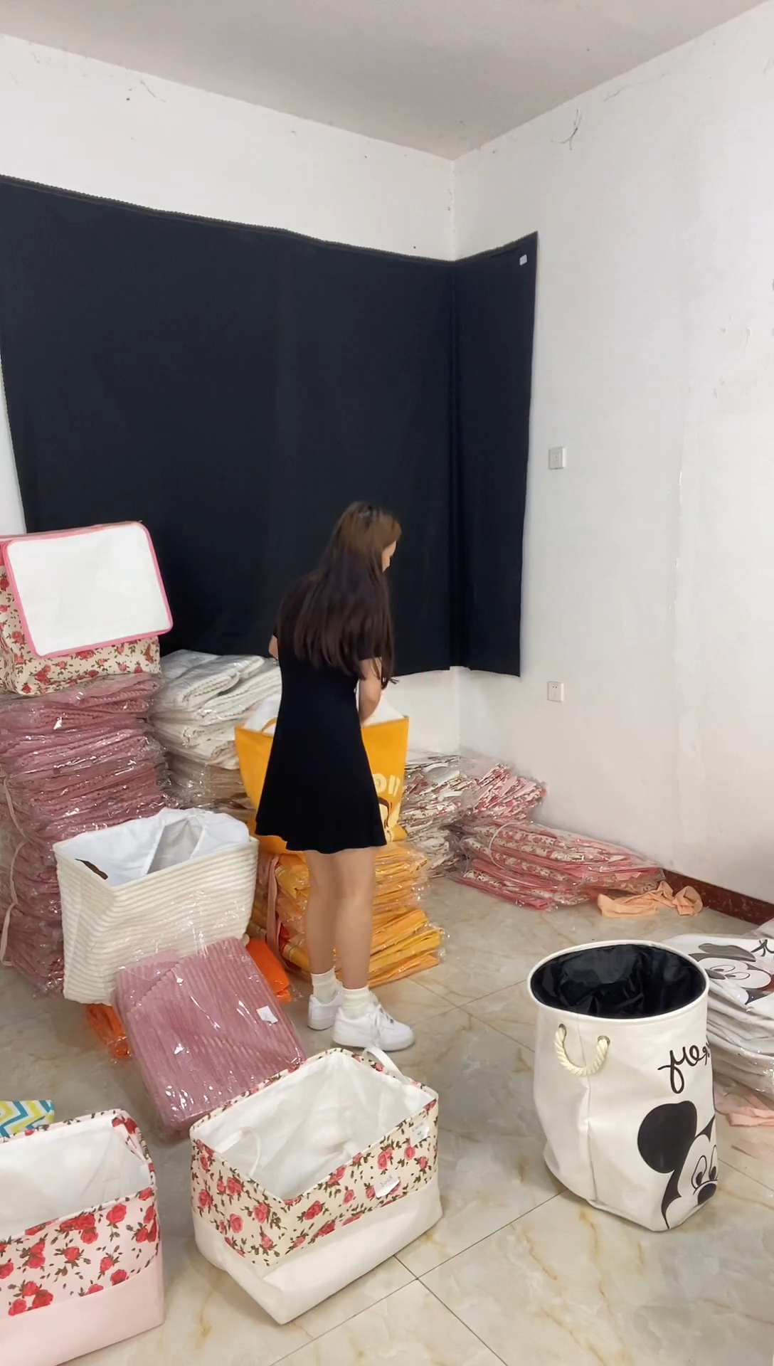 布两个黑米奇圆通