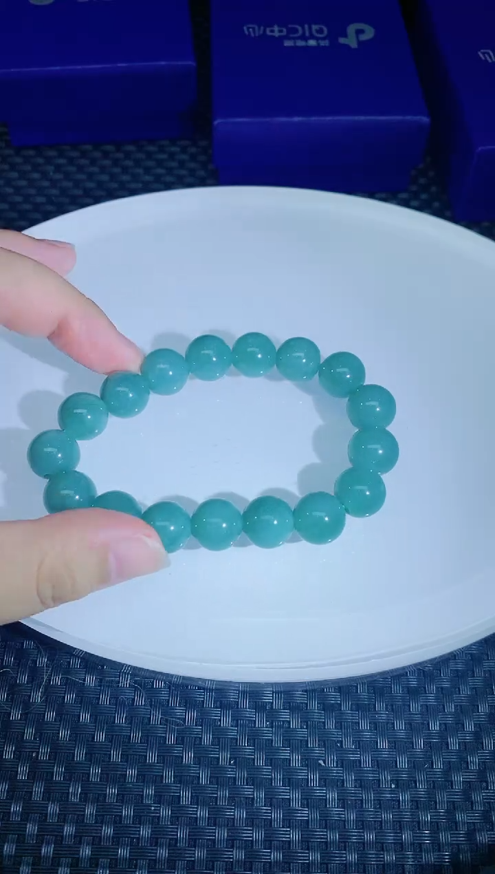 翡翠未镶嵌颈饰           