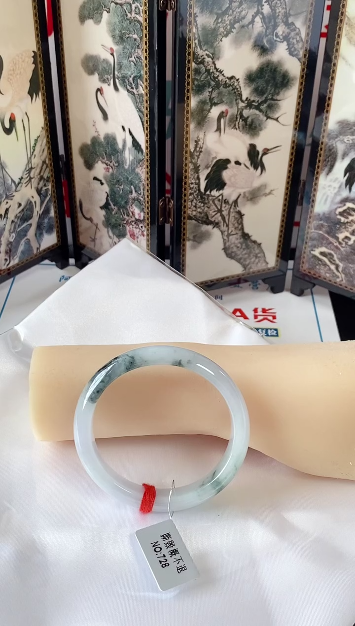 未镶嵌手镯（贵妃镯）翡翠手镯