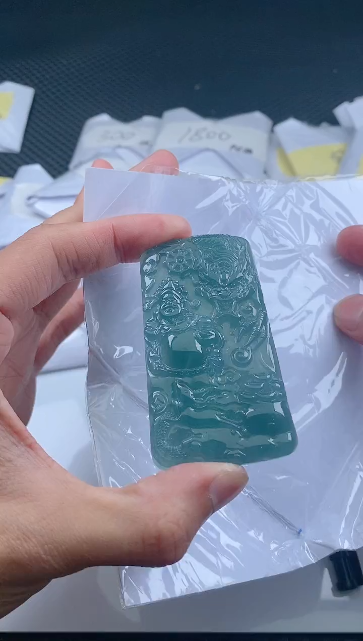 翡翠未镶嵌颈饰          