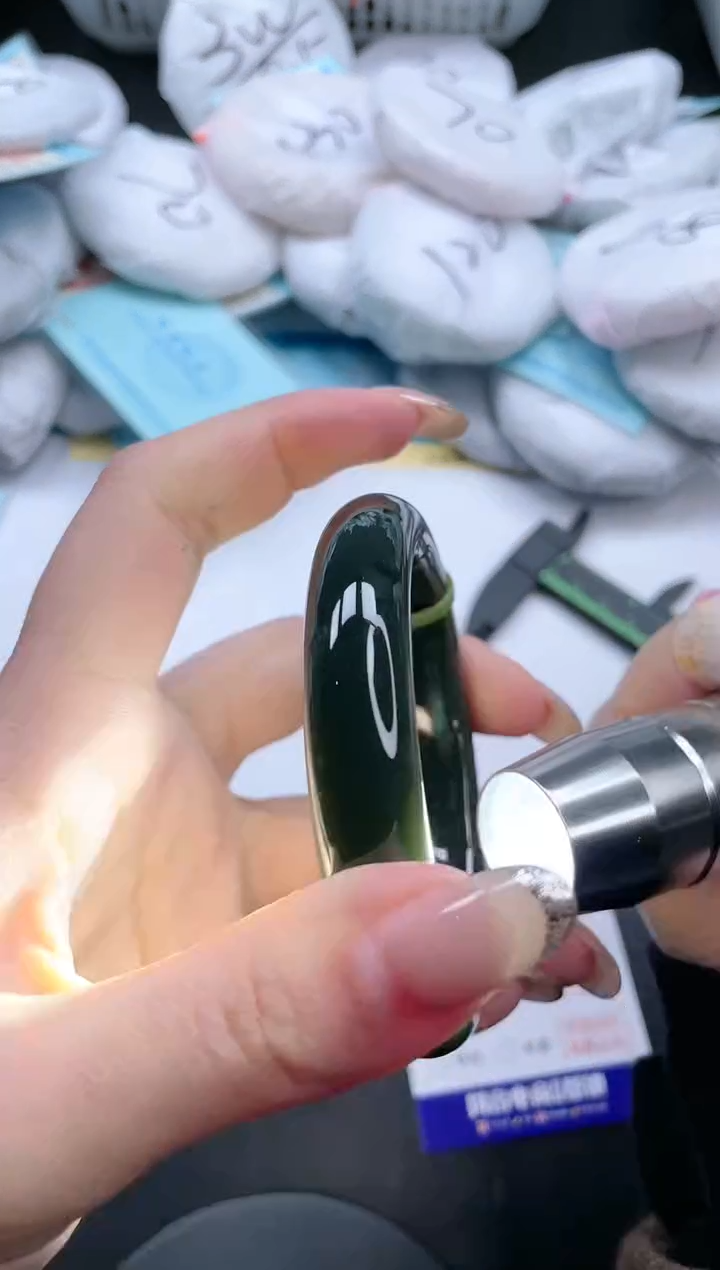 【闪购商品】和田玉手镯未镶嵌12V144-55