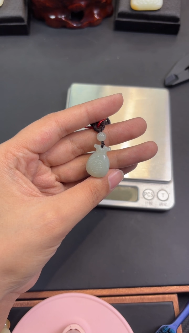 【闪购商品】和田玉吊坠(赠链)未镶嵌且末微色差近矿吊坠