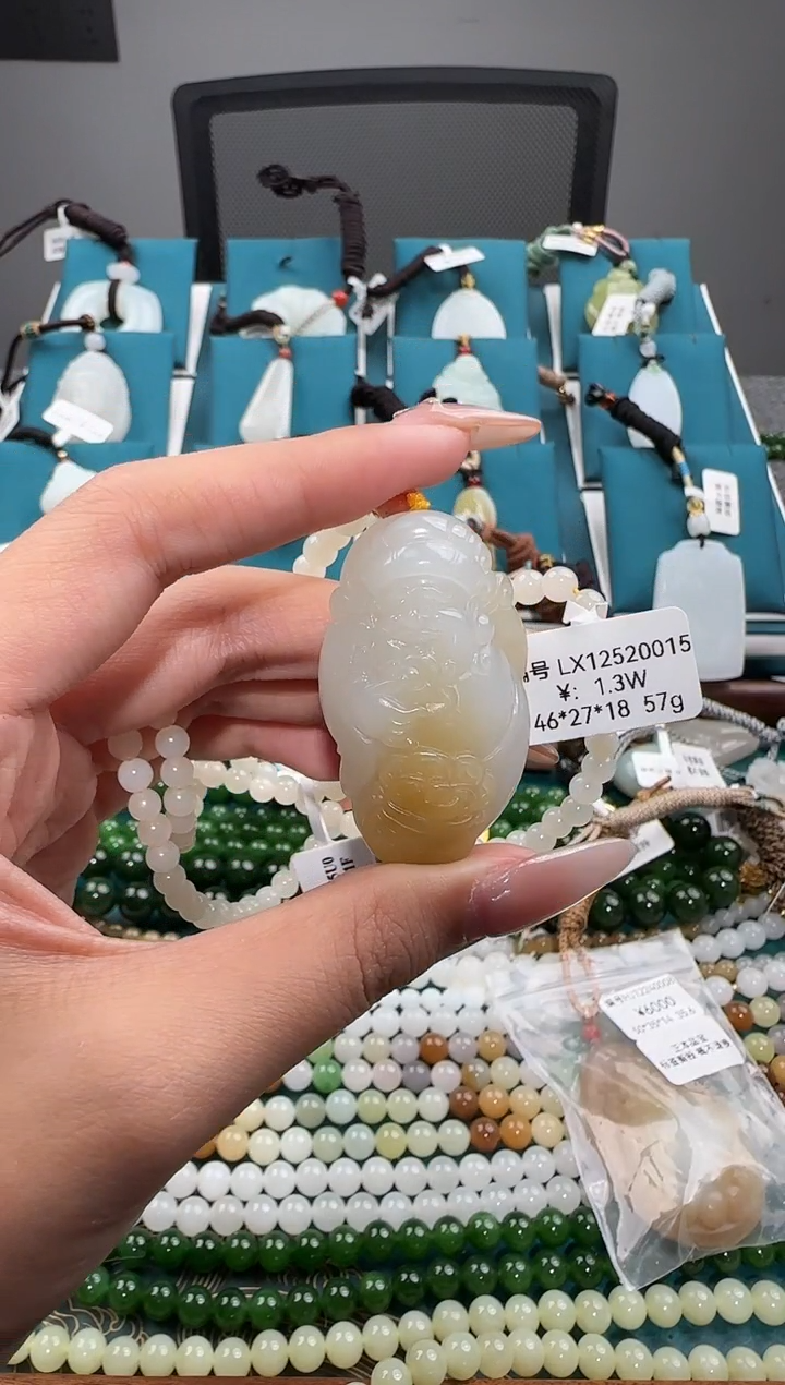 颈饰未镶嵌和田玉吊坠 LX