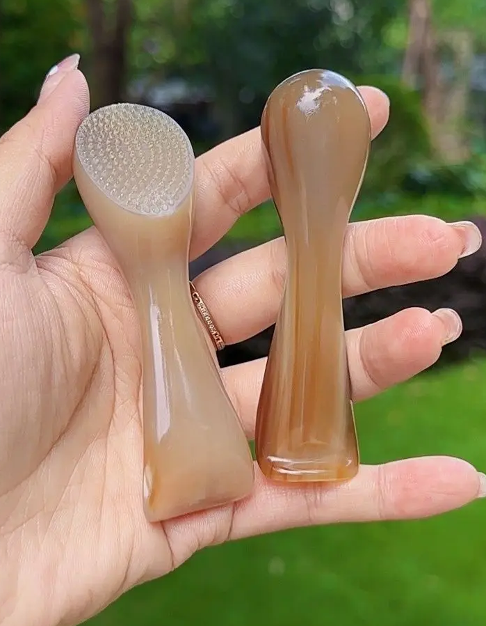 一个装纯天然牛羊角梳子