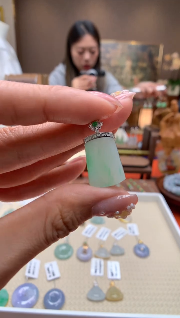 【闪购商品】翡翠颈饰18K金镶嵌无事牌