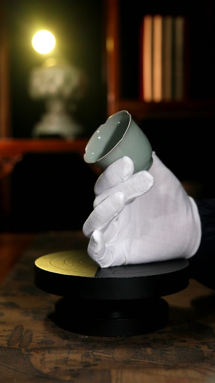 复烧官窑青釉葵口闻香杯