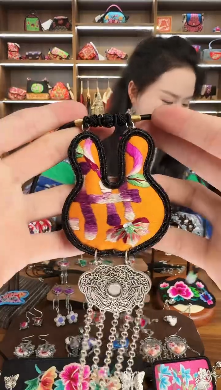 【闪购商品】织绣15蒙阿苏苗绣传承