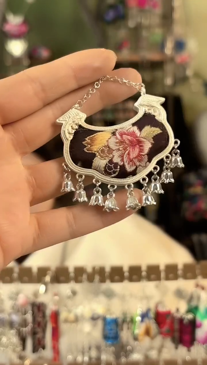 妮**妈彩云南阁非遗老绣苗银饰品005