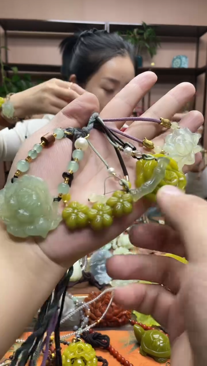 未镶嵌岫玉颈饰·