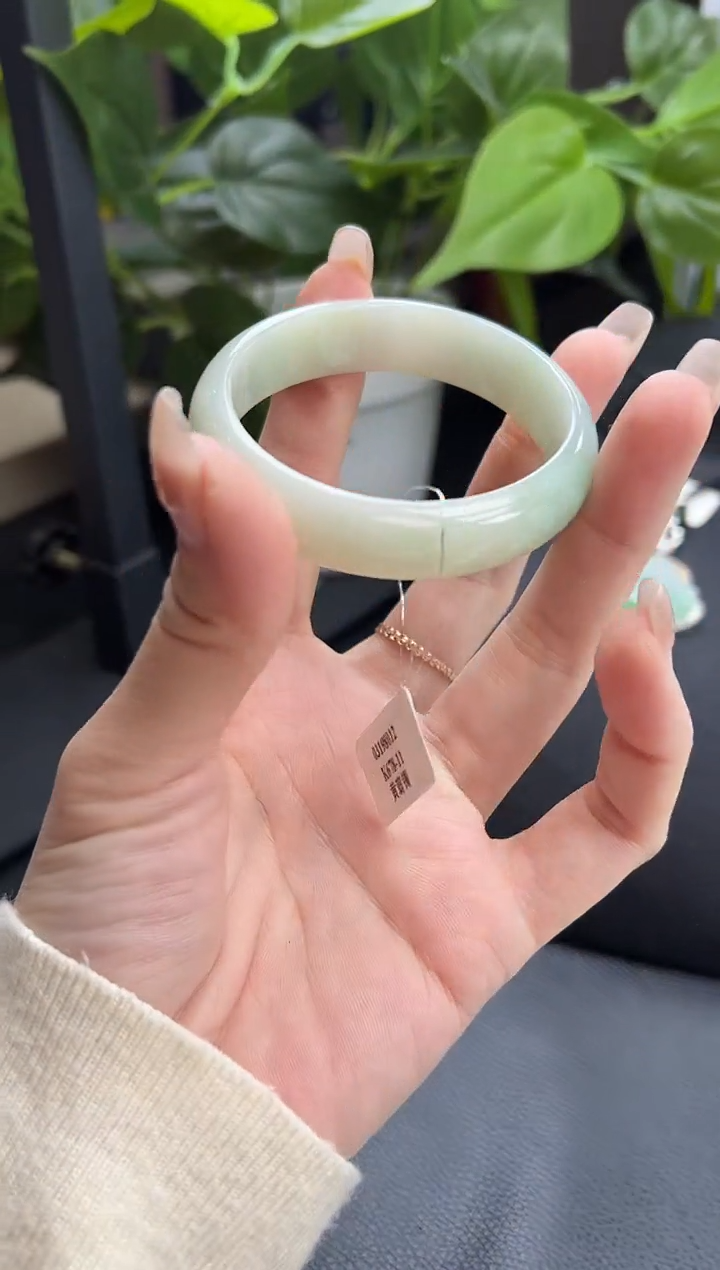 【闪购商品】翡翠手镯未镶嵌贵妃  54.3圈口