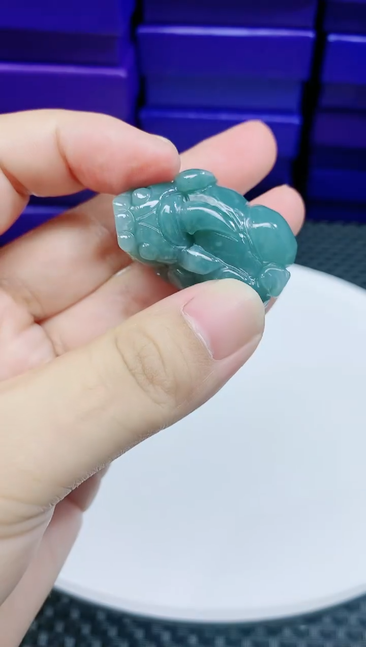 翡翠未镶嵌颈饰           