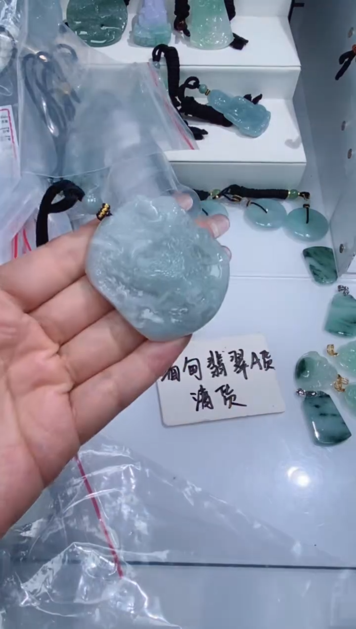 颈饰未镶嵌翡翠吊坠