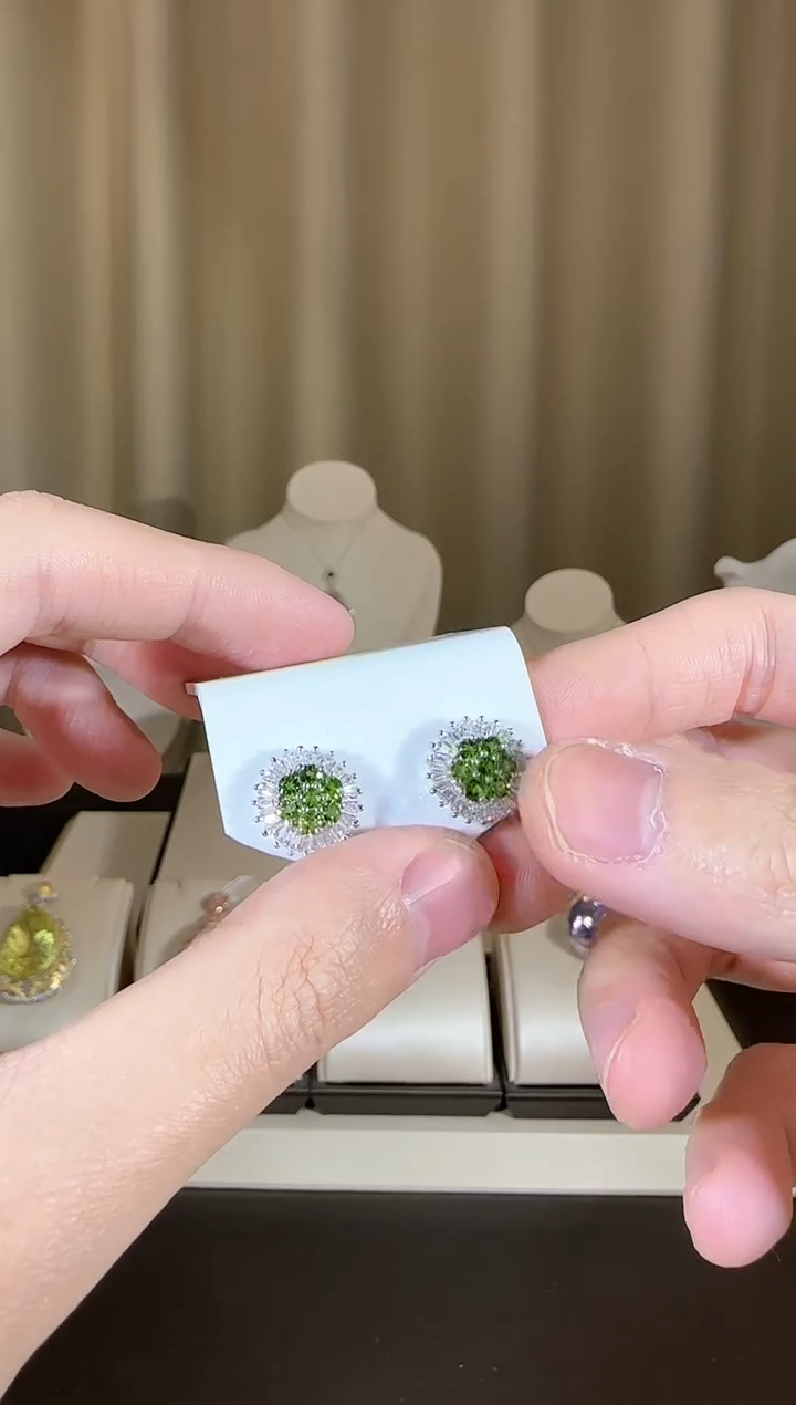 【闪购商品】透辉石耳钉银S925镶嵌6mm