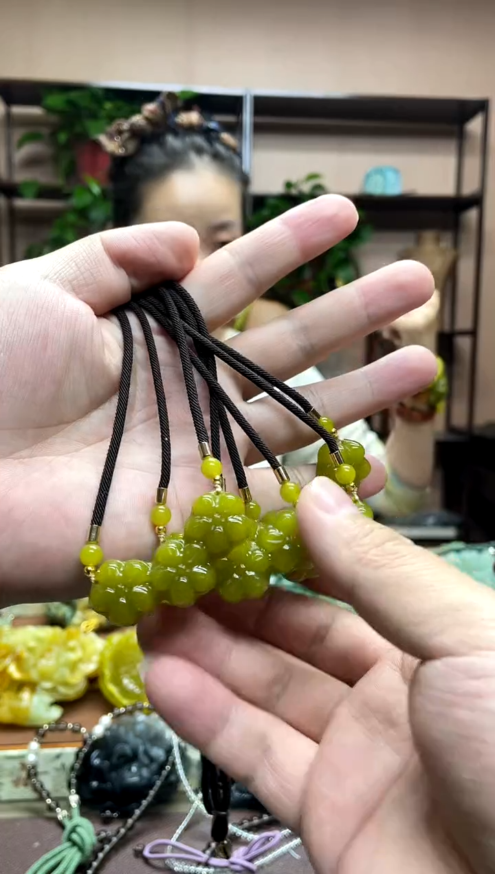 未镶嵌岫玉吊坠多样性发货发其中之一