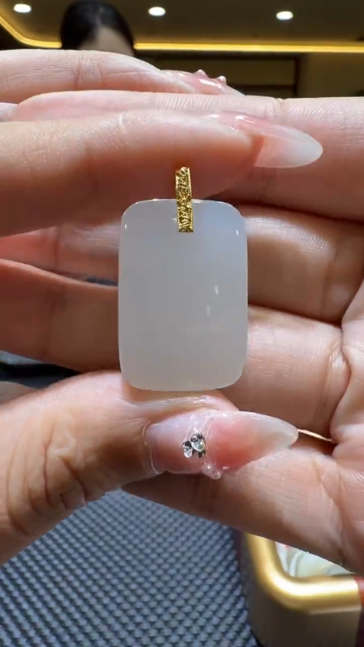 颈饰18K金镶嵌和田玉挂件