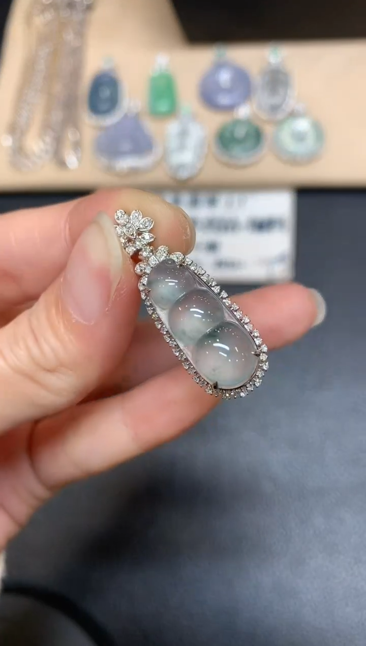 【闪购商品】翡翠吊坠(不含链)18K金镶嵌福豆【无服务费