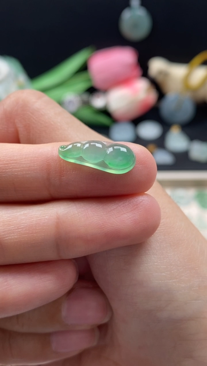 【闪购商品】翡翠颈饰未镶嵌翡翠冰绿福豆