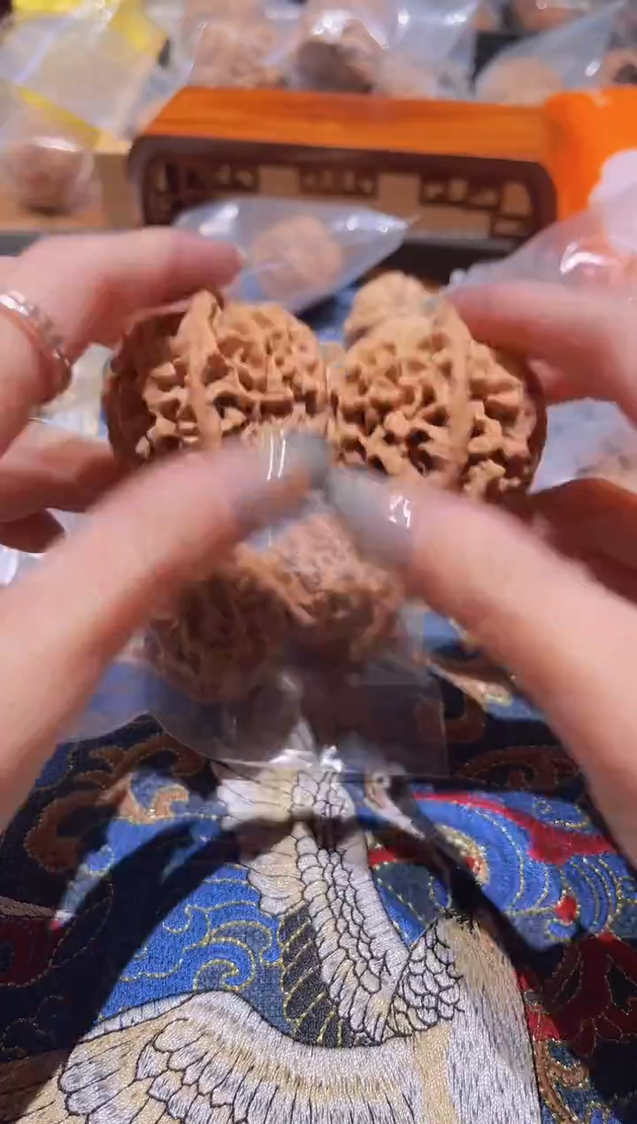 把件文玩核桃059铁锤（有虫眼）