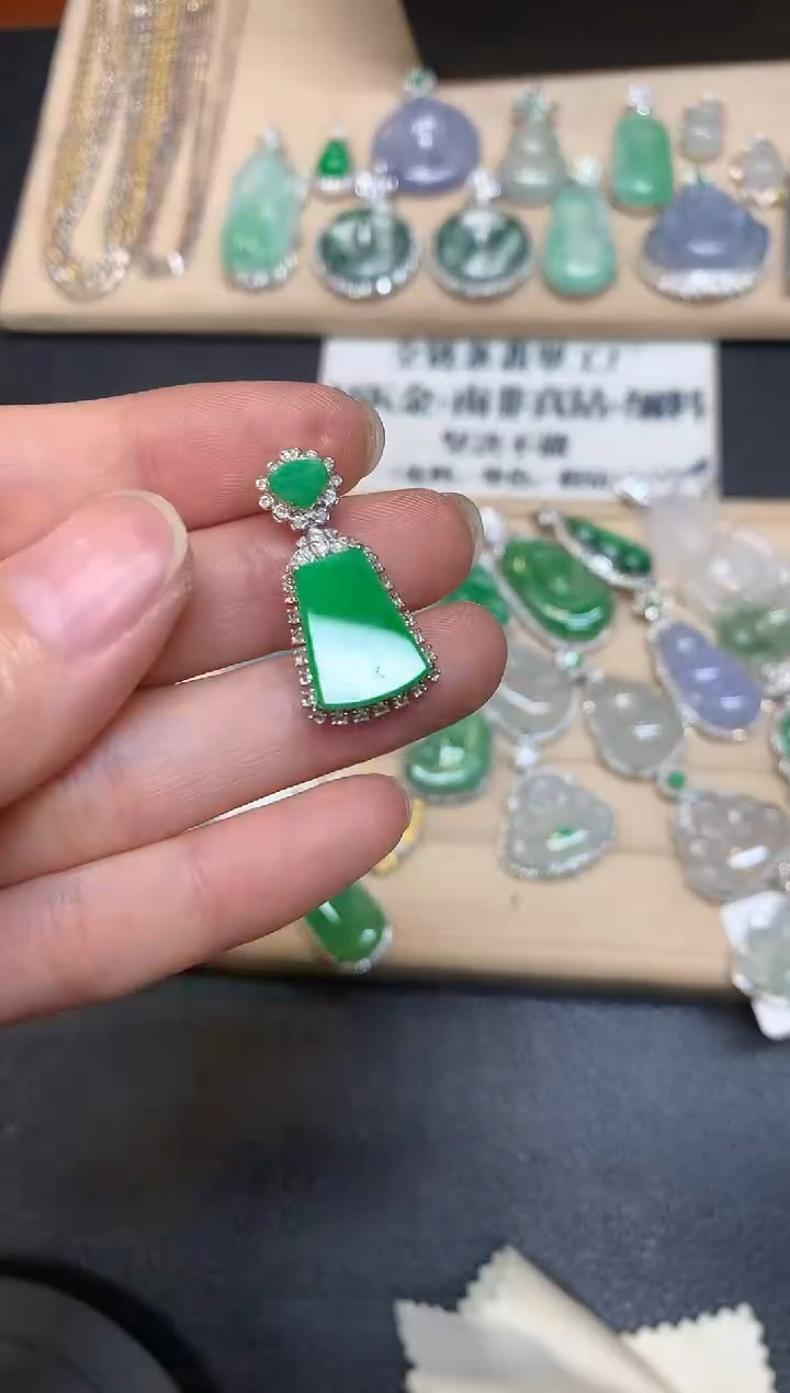 【闪购商品】翡翠颈饰18K金镶嵌无事牌【无服务费