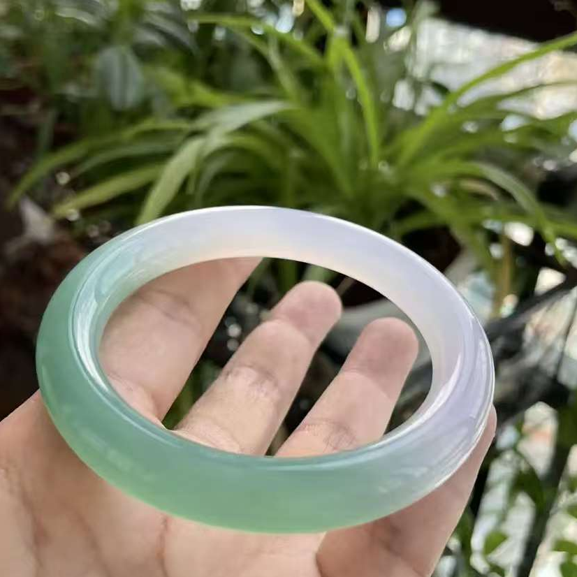 时尚飘花冰透女王款气质手镯一物一图