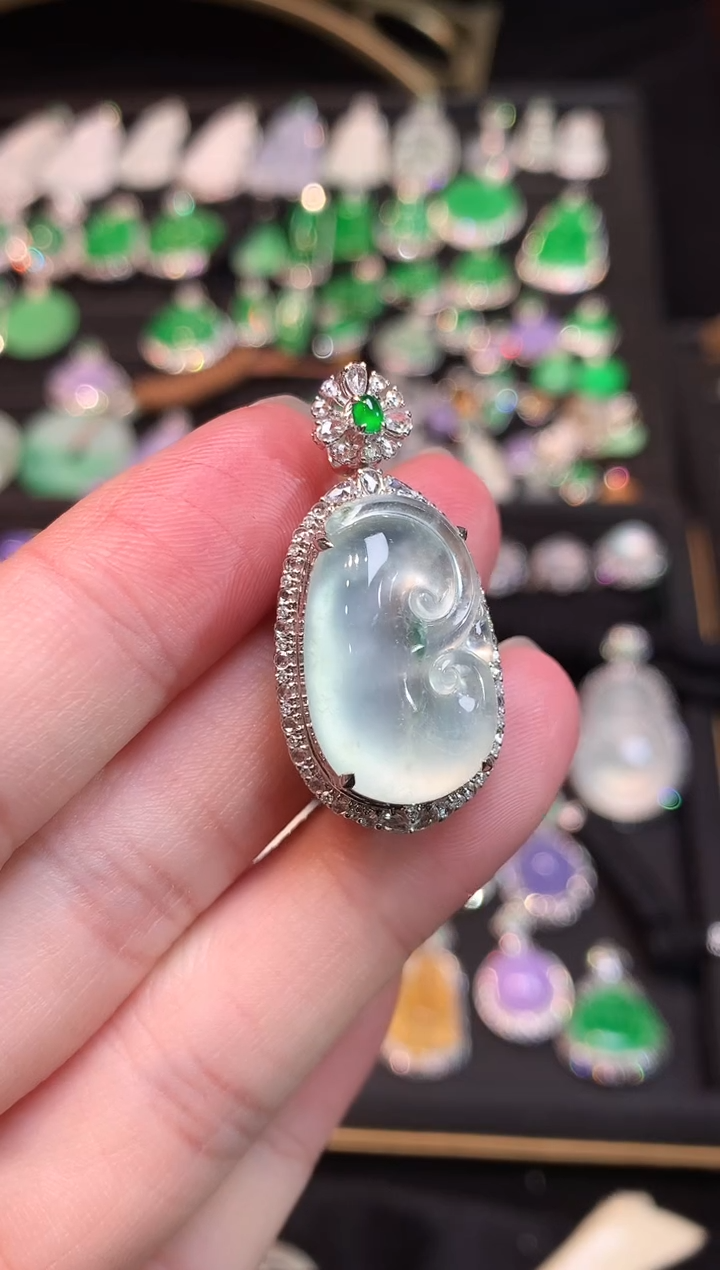 吊坠(赠链)18K金镶嵌翡翠玻璃种极光白如意吊坠