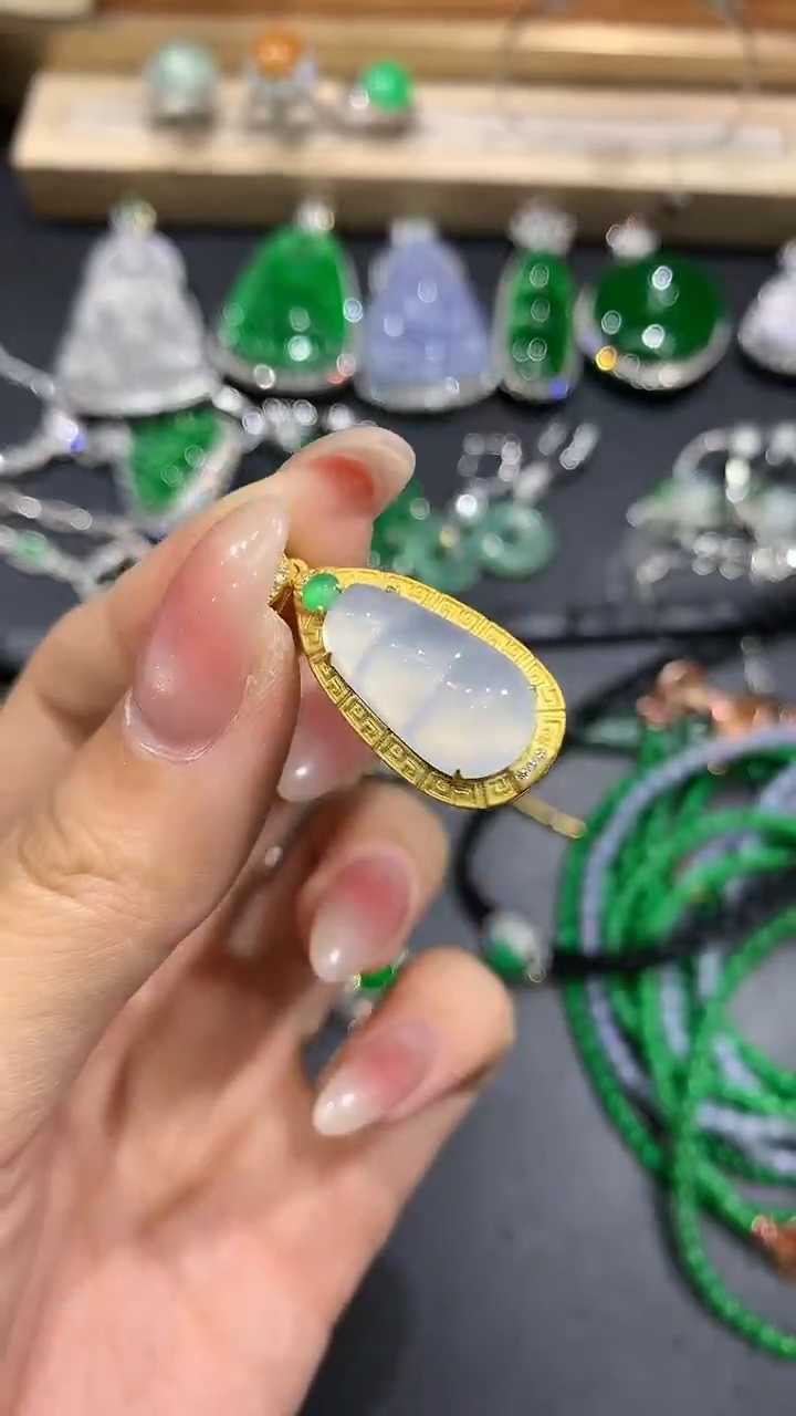 【闪购商品】翡翠吊坠(不含链)18K金镶嵌1团购