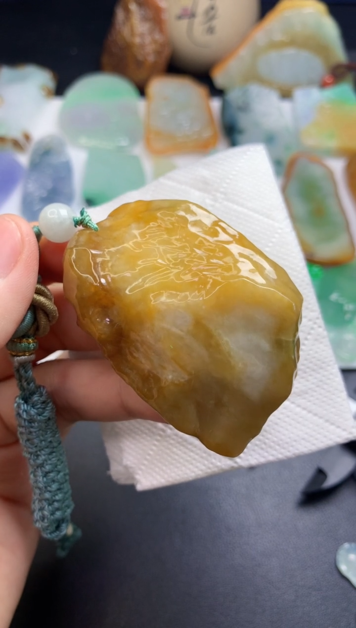 颈饰未镶嵌翡翠  