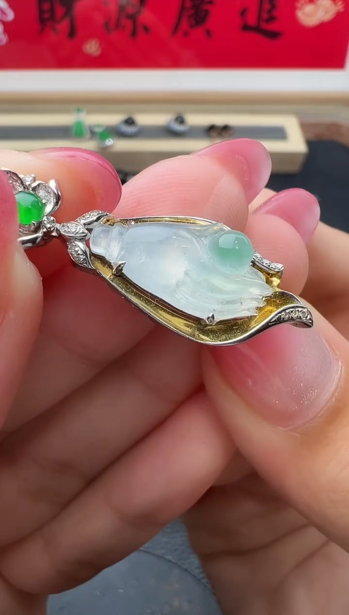 吊坠(不含链)18K金镶嵌翡翠掌上明珠