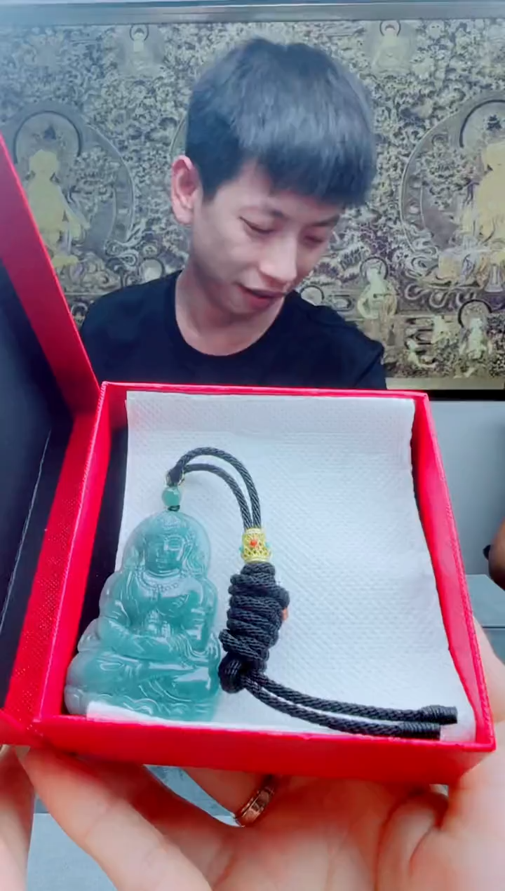 翡翠未镶嵌颈饰多样性发其一件