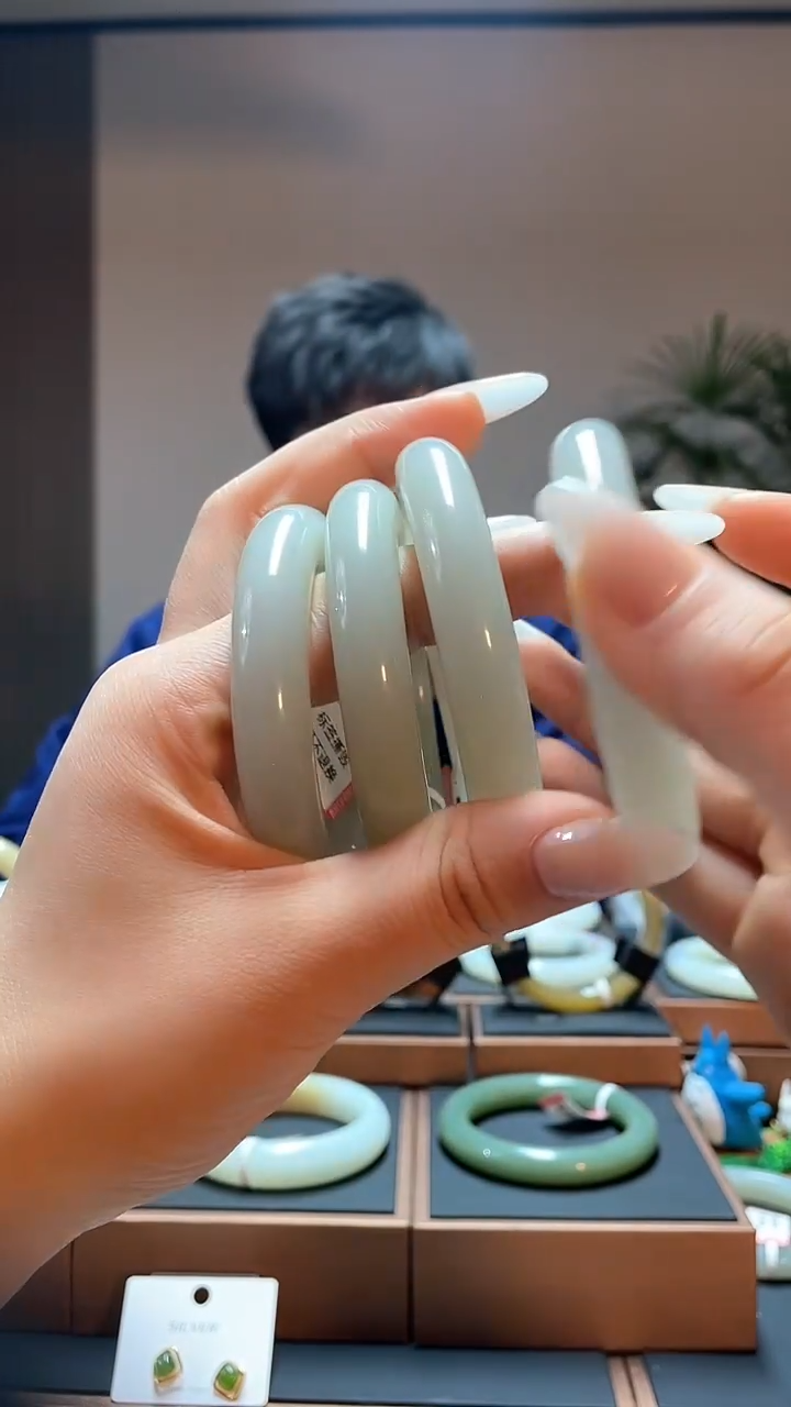 【闪购商品】和田玉手镯未镶嵌且末蓝53-60多样性发一