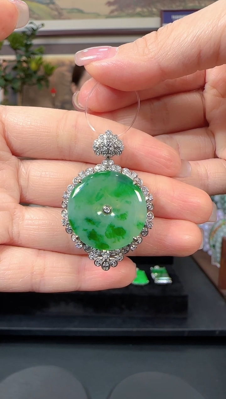 颈饰18K金镶嵌翡翠平安扣