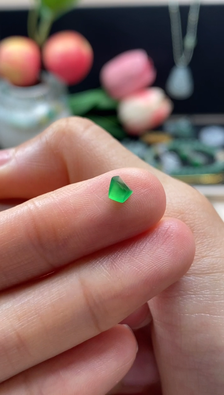 翡翠未镶嵌颈饰翡翠冰绿随型