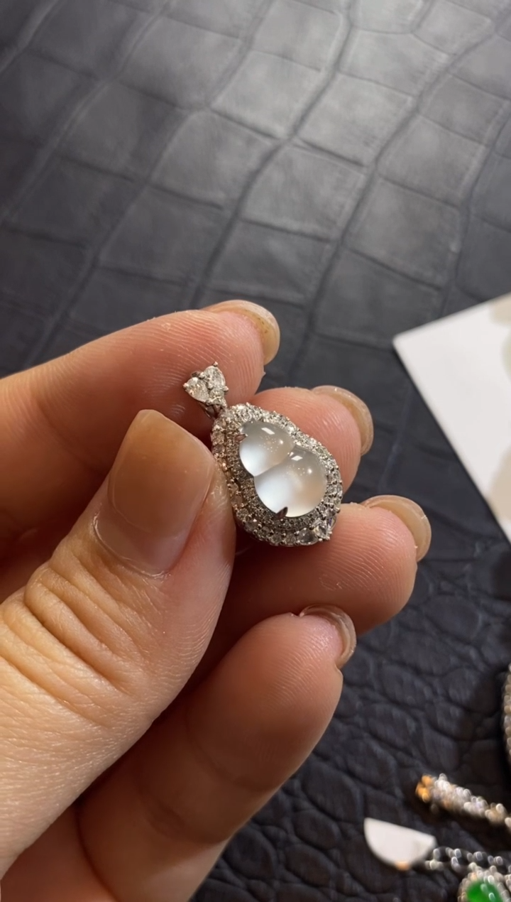 翡翠18K金镶嵌颈饰收到货48小时鉴赏期（超时不退不换）