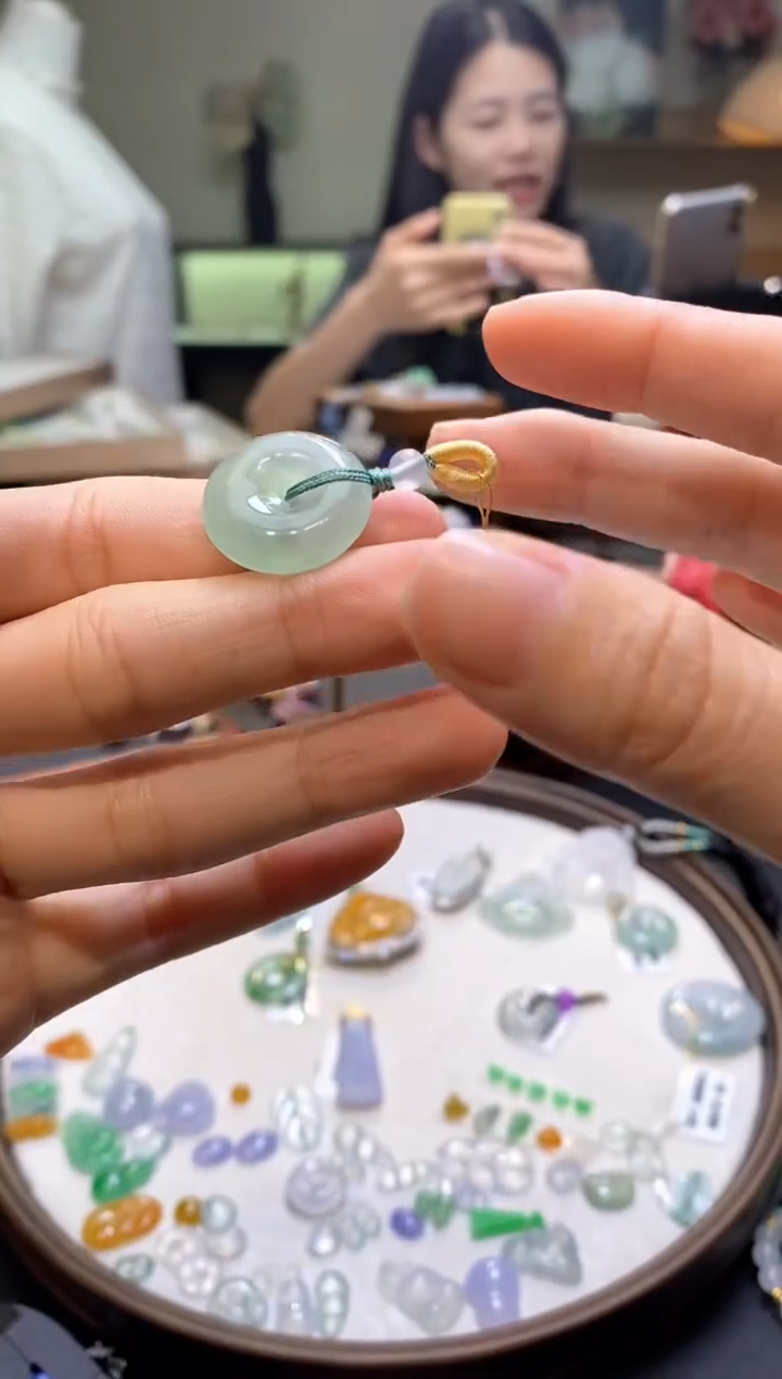 翡翠未镶嵌颈饰平安扣