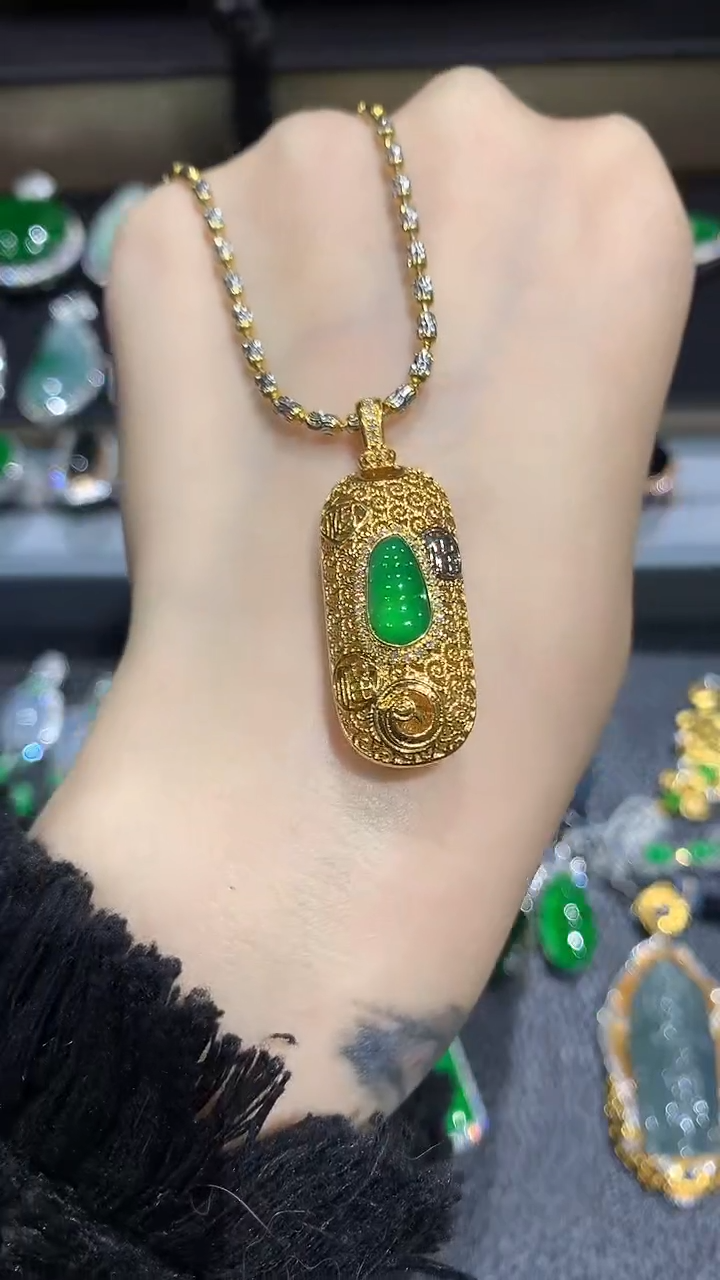 【闪购商品】翡翠吊坠(不含链)18K金镶嵌7团购