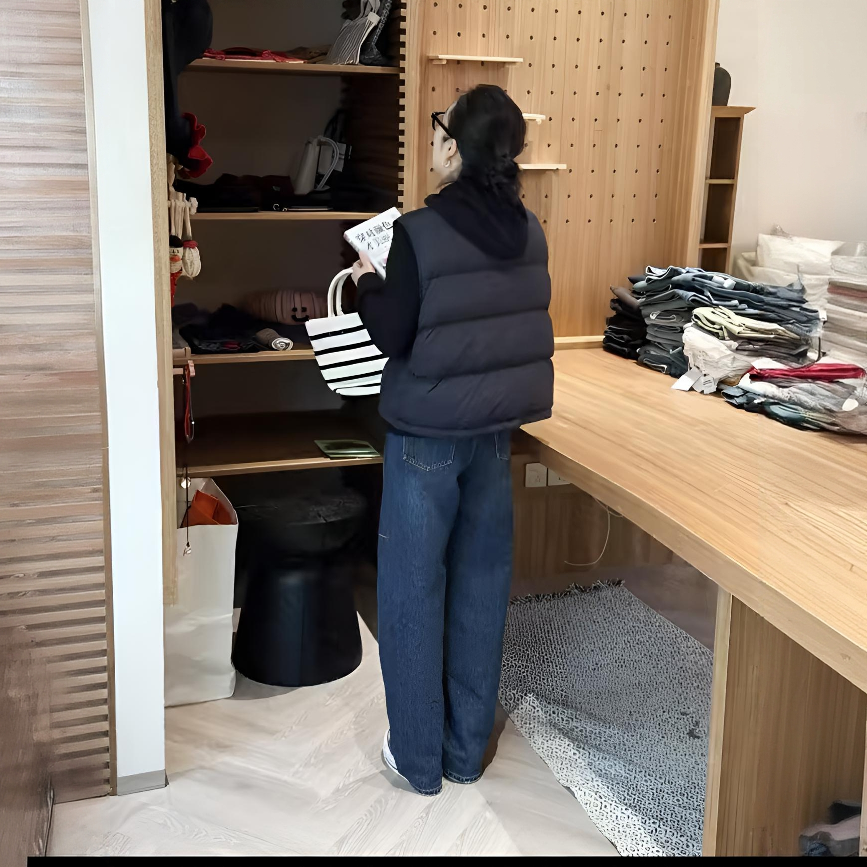 ［爱衣橱女装］女士圆领白鸭绒短款双口袋休闲保暖秋冬季马甲显瘦