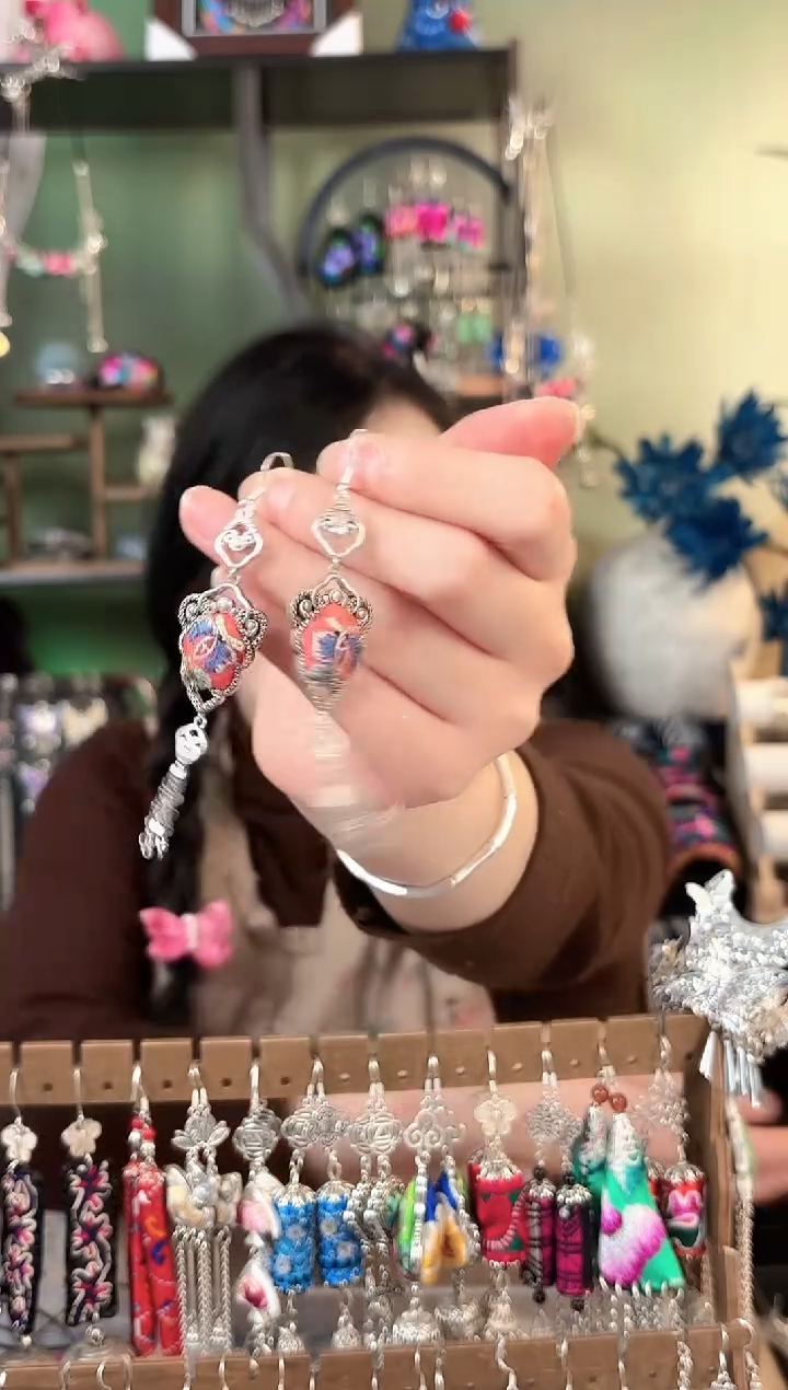 彩云南阁非遗老绣苗银饰品333