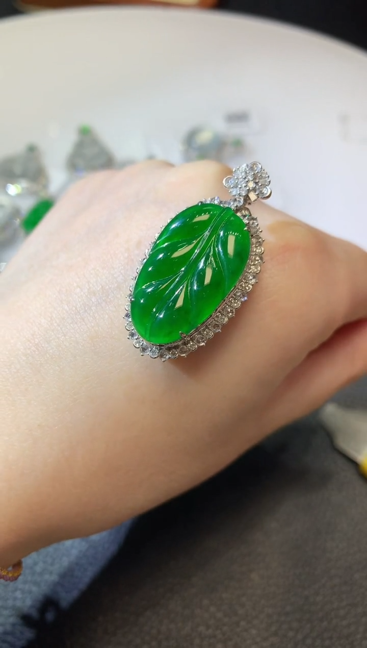 【闪购商品】翡翠吊坠(不含链)18K金镶嵌C81   