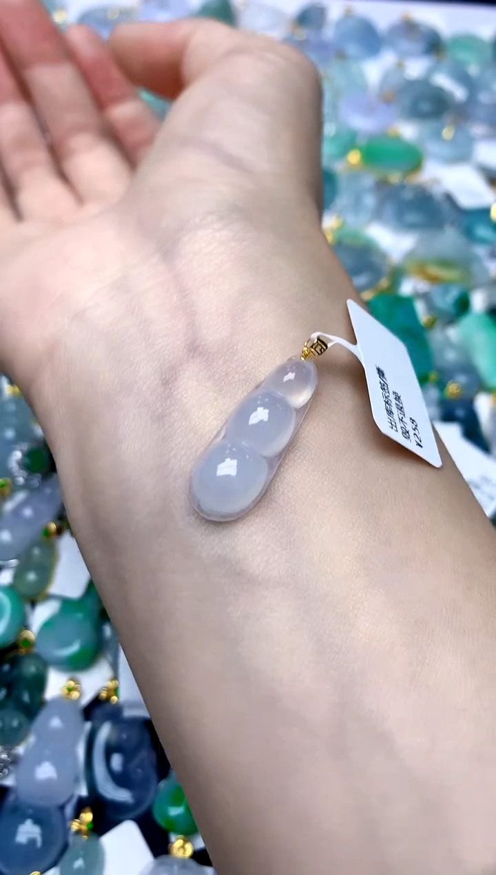 颈饰18K金镶嵌翡翠?**可天然A货翡翠