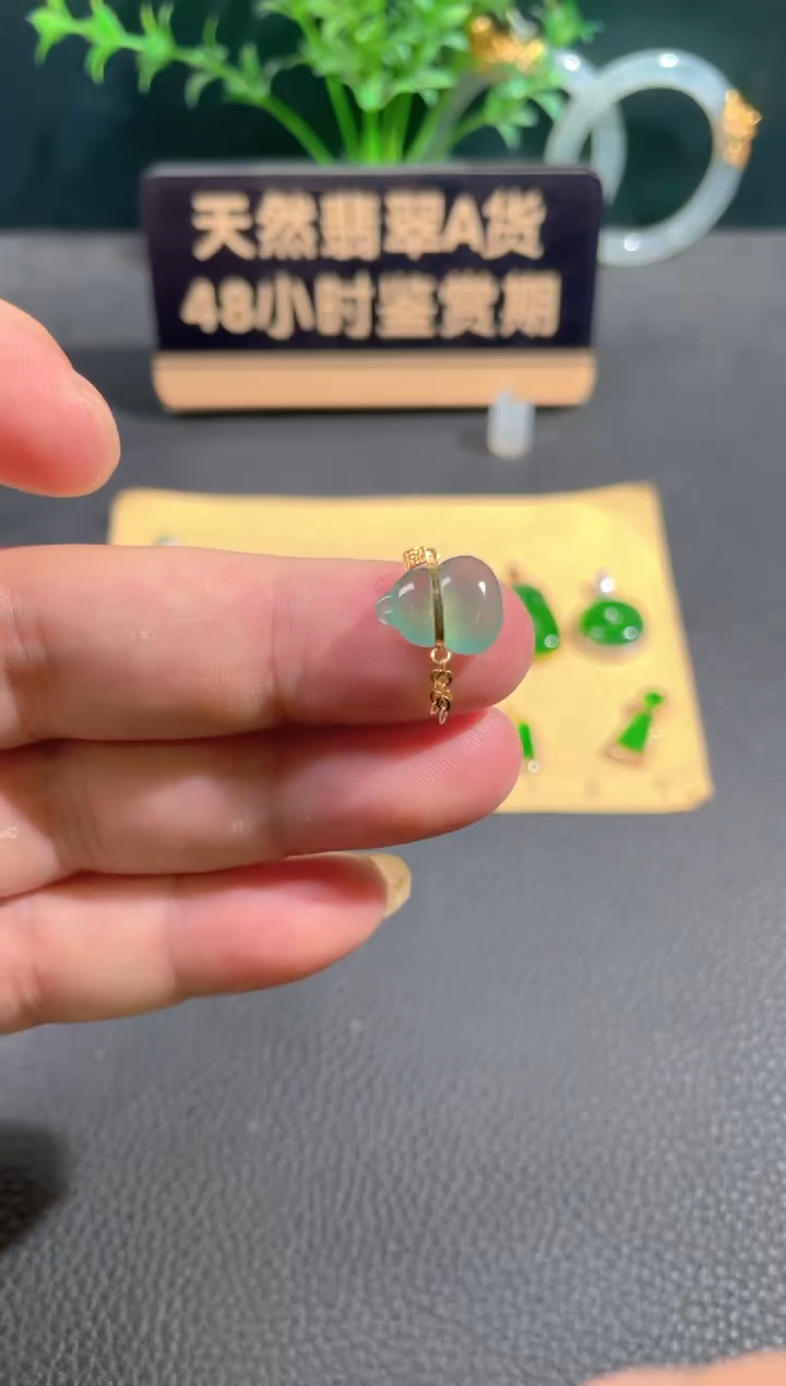 翡翠18K金镶嵌颈饰翡翠