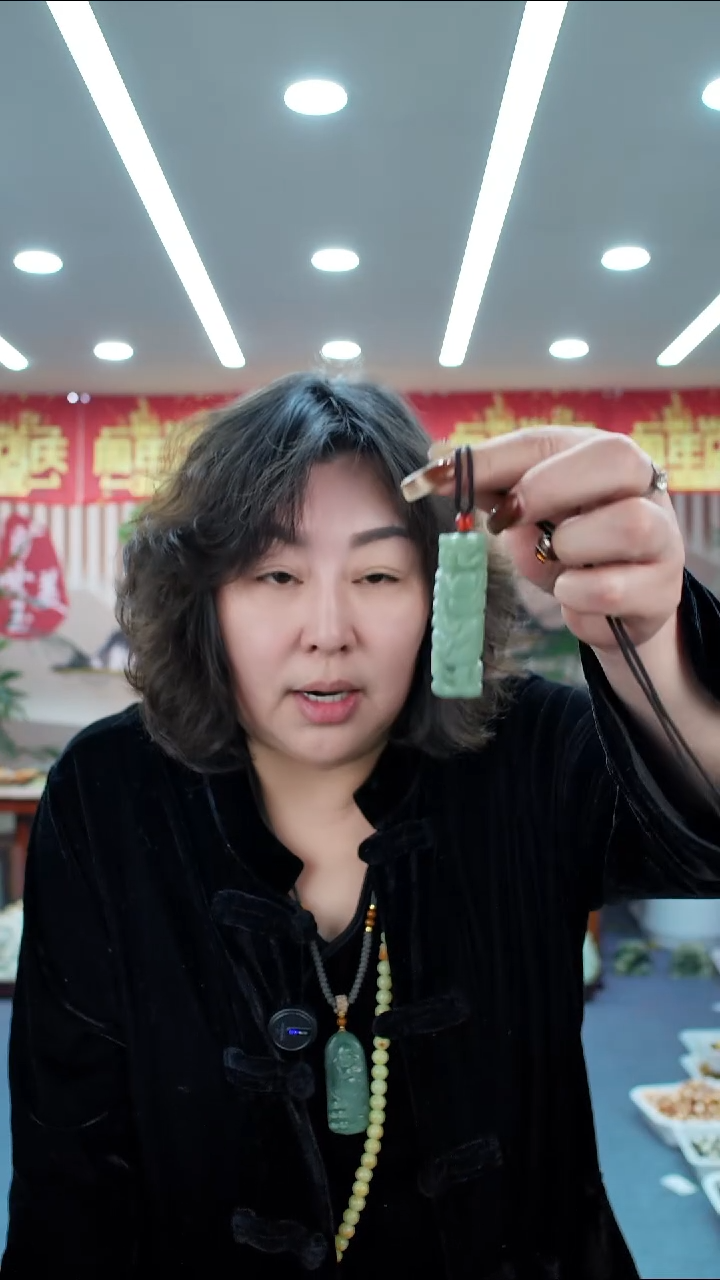 颈饰未镶嵌透闪石质玉吊坠