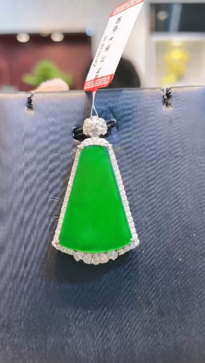 【闪购商品】翡翠颈饰18K金镶嵌A90天然A货翡翠吊坠