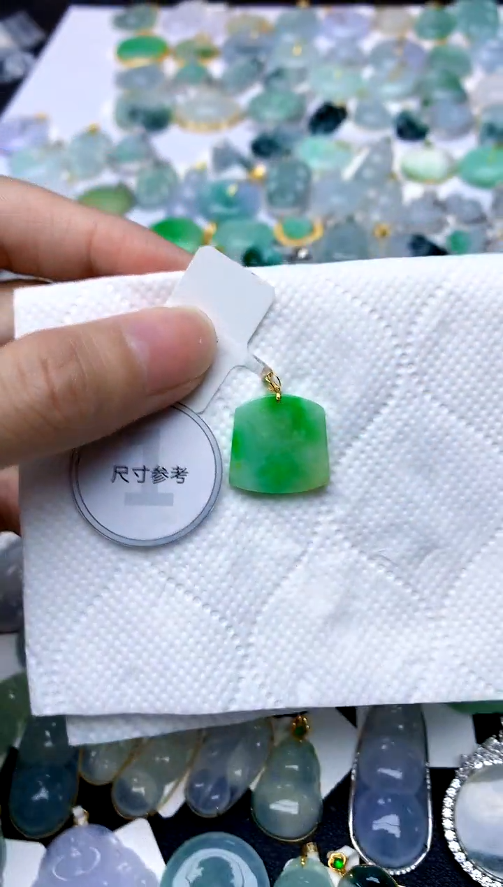 颈饰18K金镶嵌翡翠天然A货翡翠